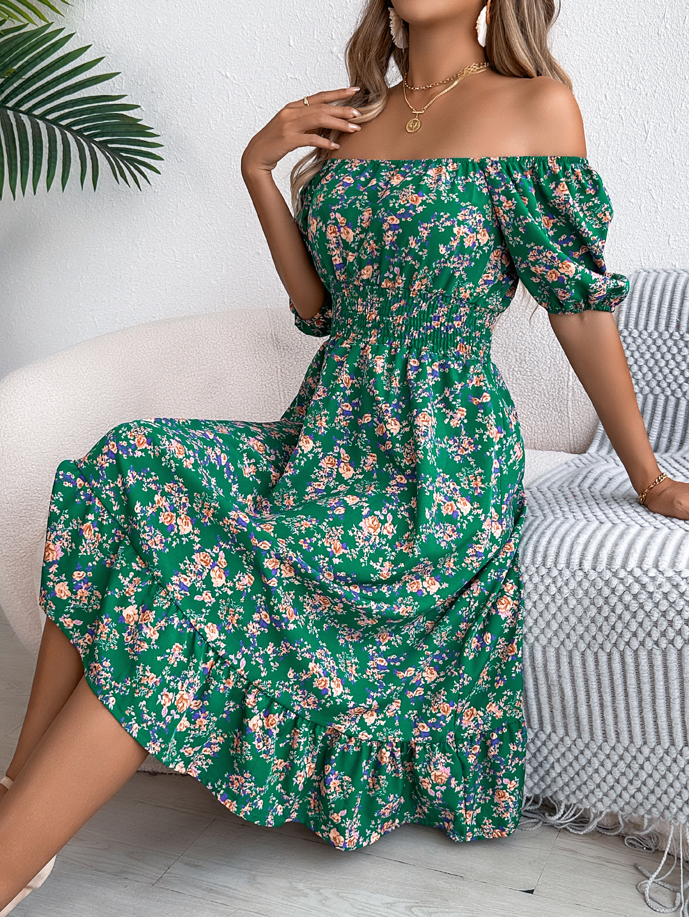 "Fascino Estivo: Vestito Floreale con Colletto Quadrato e Volant" Romantico e alla Moda