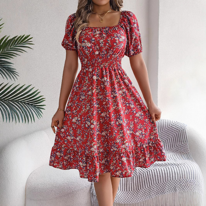 "Fascino Estivo: Vestito Floreale con Colletto Quadrato e Volant" Romantico e alla Moda